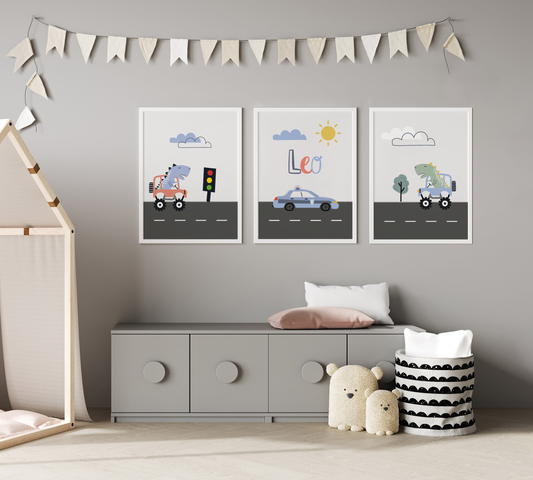 3er Posterset mit Dinos und einem Polizeiauto auf der Straße mit Sonne und Namen. Perfekt als Geschenkidee für Kinder und Kleinkinder.
